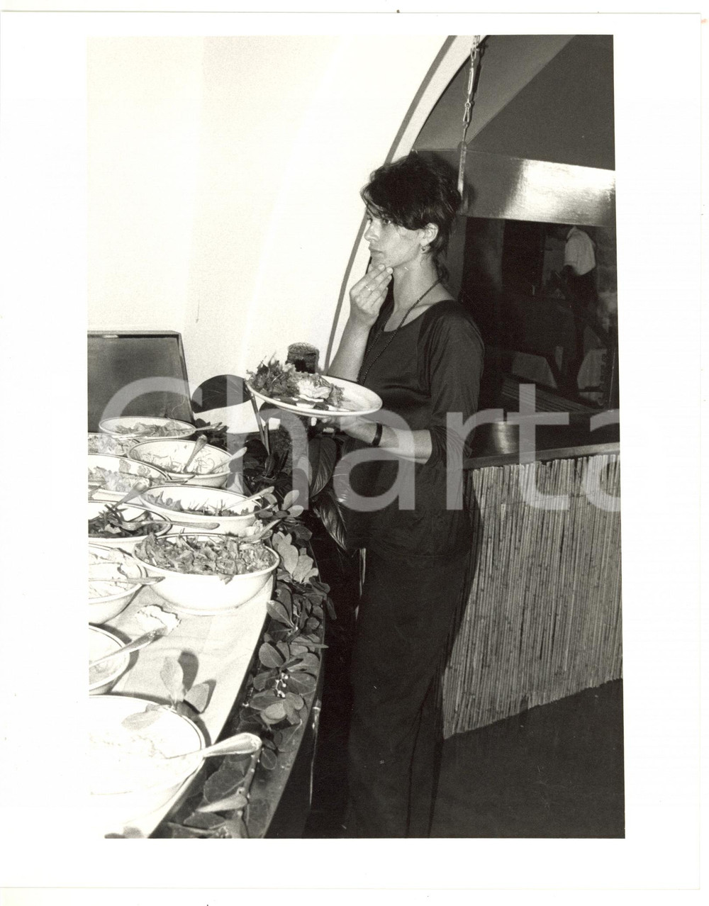 1987 VENEZIA - CINEMA Laura MORANTE durante il buffet - Foto VINTAGE 20x25