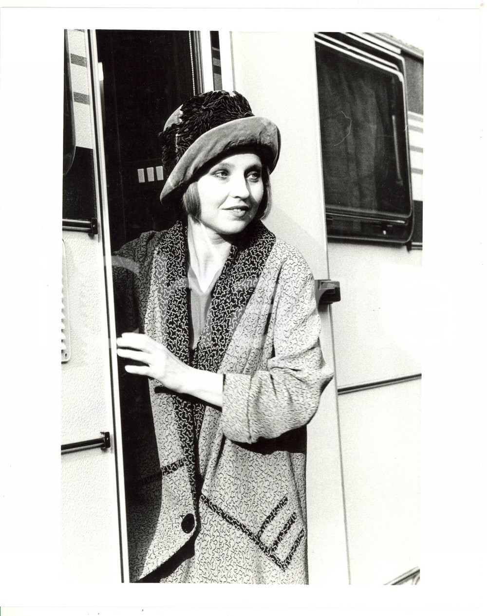 1987 CANNES - CINEMA "Miss Arizona" - Hanna SCHYGULLA scende da un camper *Foto