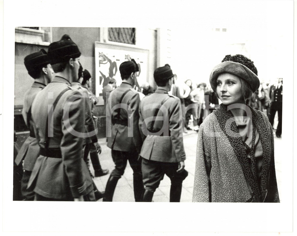 1987 CANNES - CINEMA "Miss Arizona" - Hanna SCHYGULLA durante parata militare