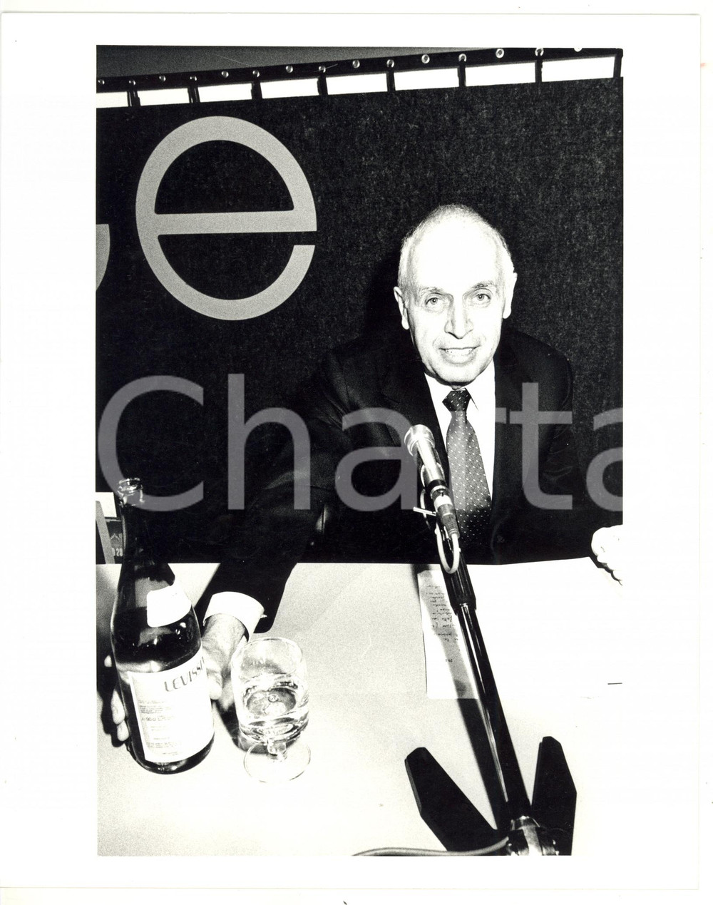 1985 ca MILANO - MONTEDISON Mario SCHIMBERNI beve acqua Levissima - Foto VINTAGE