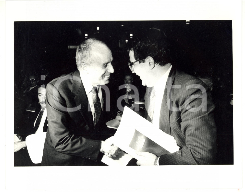 1987 MILANO - MONTEDISON Mario SCHIMBERNI con Romano PRODI Foto 25x20 cm (2) Fotografia di agenzia. GOOD/buono  Formato: 25x20 originale e autentica 1
