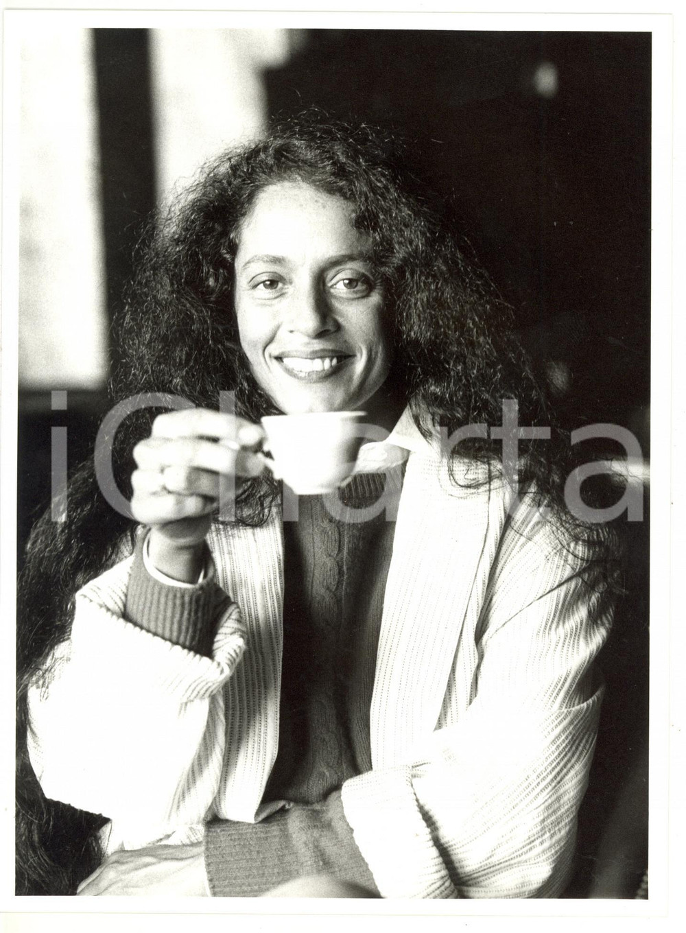 1988 CANNES Festival del Cinema - Sonia BRAGA beve un caffè - Ritratto *Foto