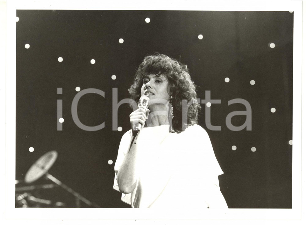 1985 FESTIVAL DI SANREMO Ritratto Gigliola CINQUETTI sul palco *Foto 24x18 cm