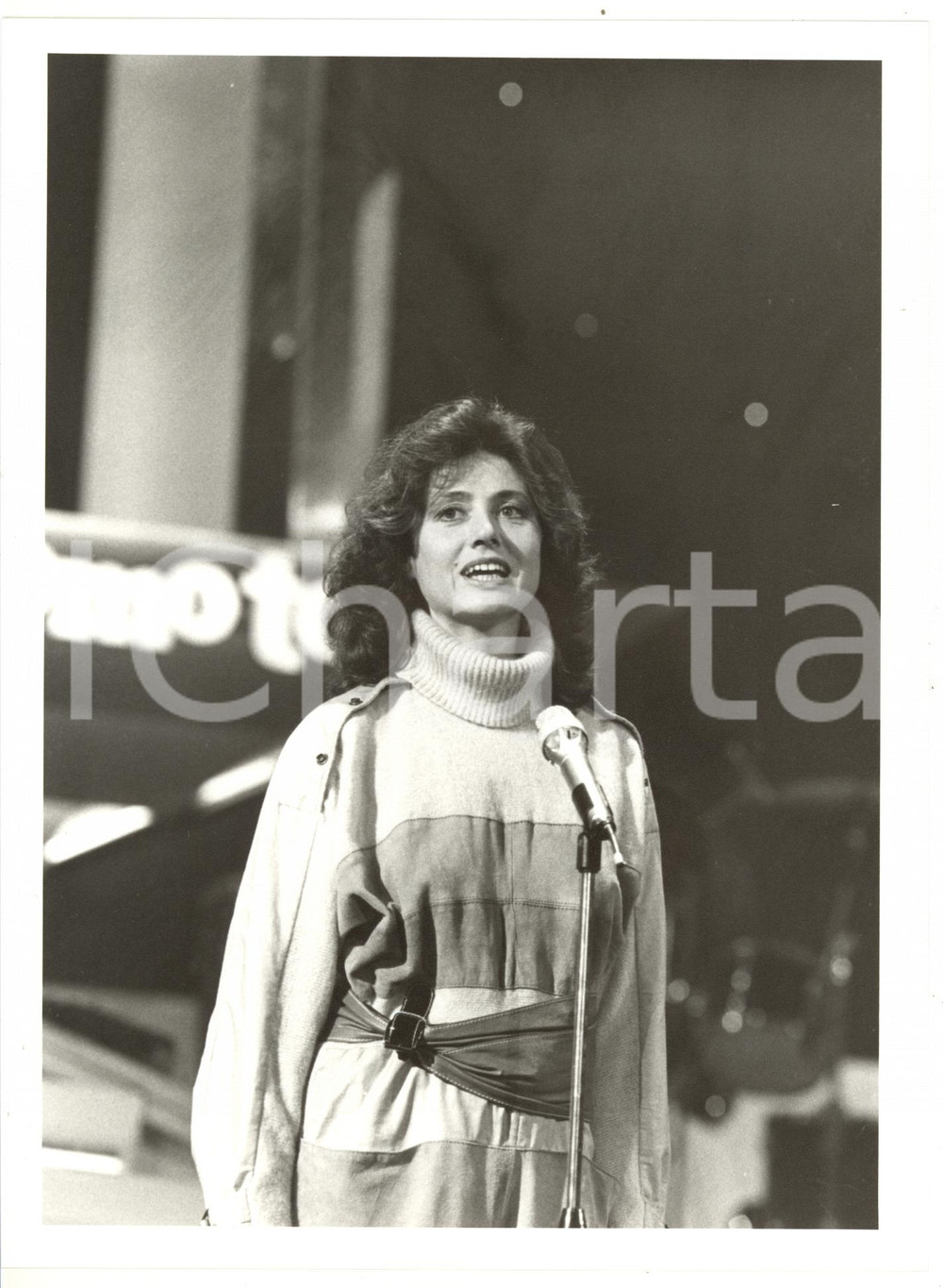 1985 FESTIVAL DI SANREMO Gigliola CINQUETTI sul palco *Foto VINTAGE 18x24 cm