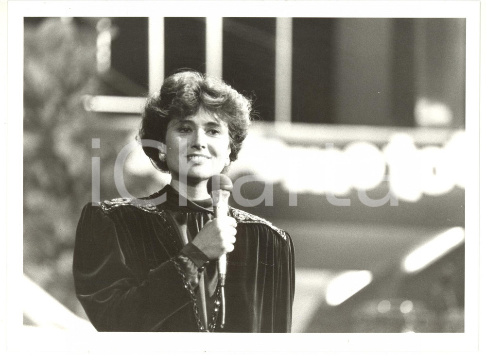 1985 FESTIVAL DI SANREMO Ritratto di Gigliola CINQUETTI sul palco - Foto 24x18