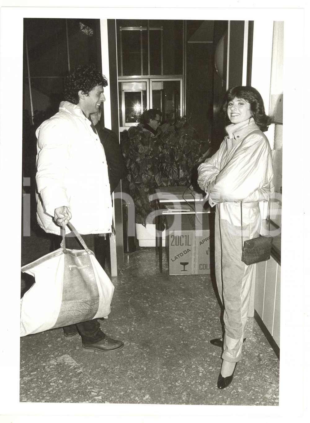 1984 COSTUME Gigliola CINQUETTI in portineria - Fotografia VINTAGE 18x24 cm