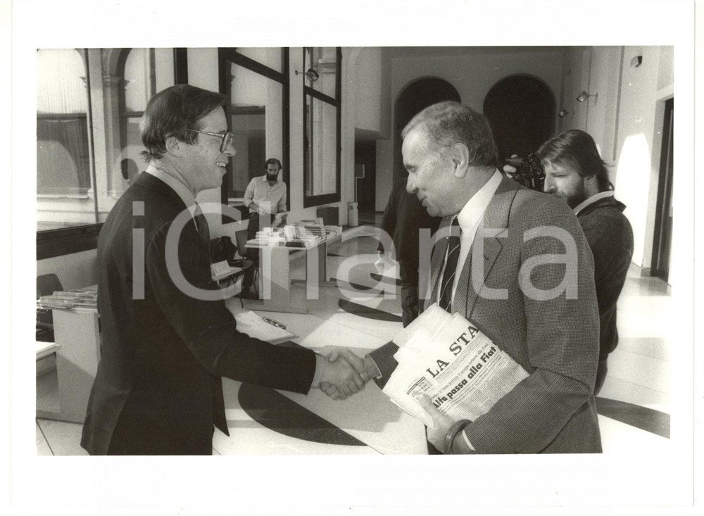 1986 MILANO Convegno POLITEIA Stretta di mano tra Ronald DWORKIN e Renzo ARBORE