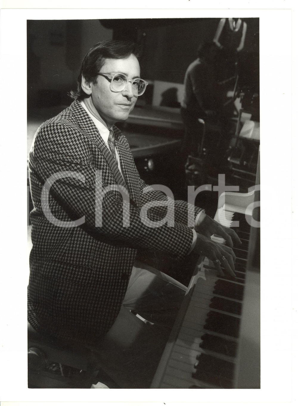 1985 ca COSTUME Ritratto Stephen SCHLAKS al pianoforte *Foto VINTAGE 18x24 cm Fotografia di agenzia. CONDIZIONI: GFORMATO: 18x24 cm    originale e autentica 1