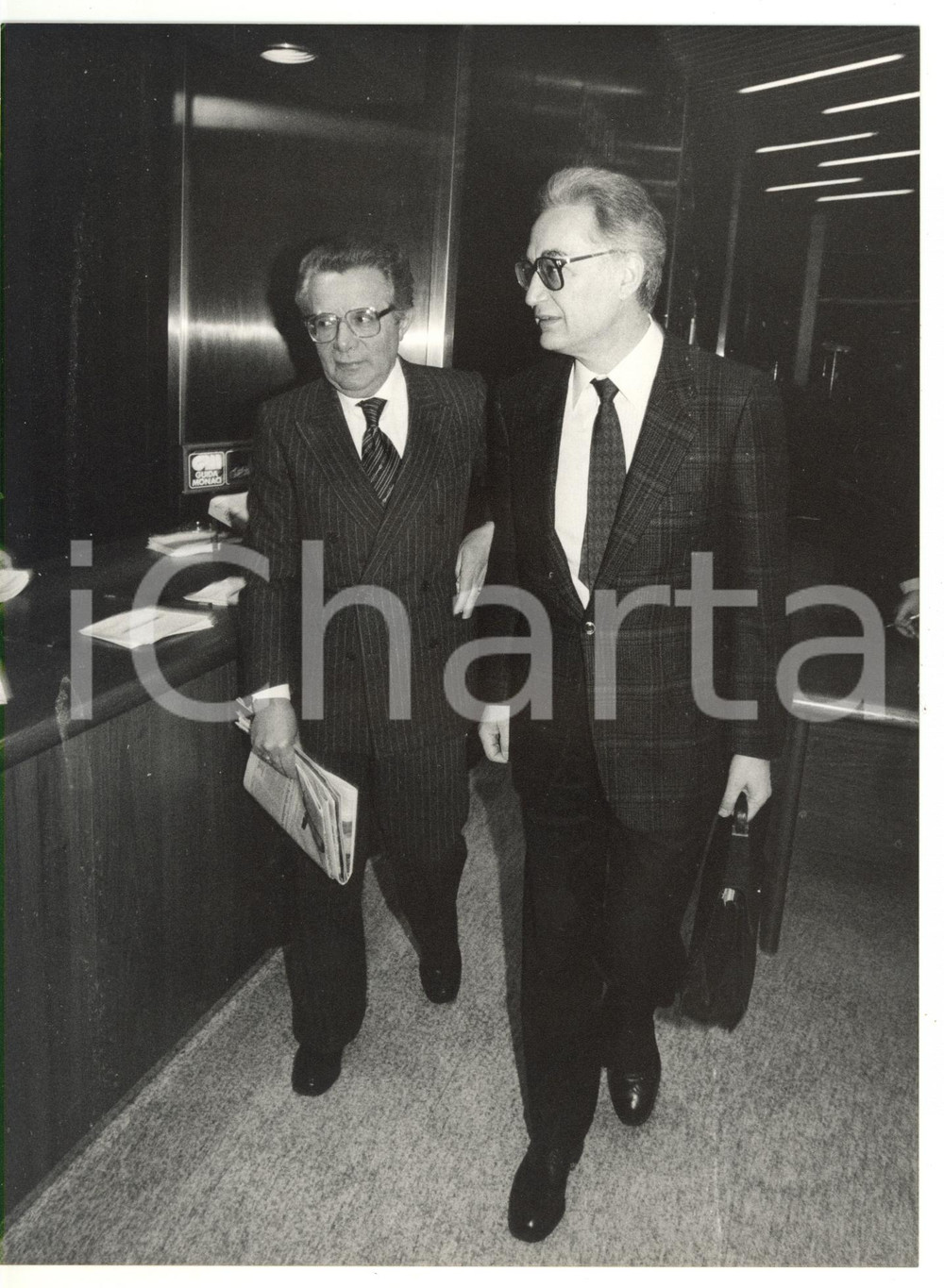 1985 ca MILANO Arrivo di Piero SCHLESINGER con Luigi VENEGONI - Foto
