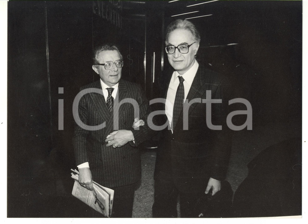 1985 ca MILANO Piero SCHLESINGER e Luigi VENEGONI a braccetto *Foto 24x18 cm
