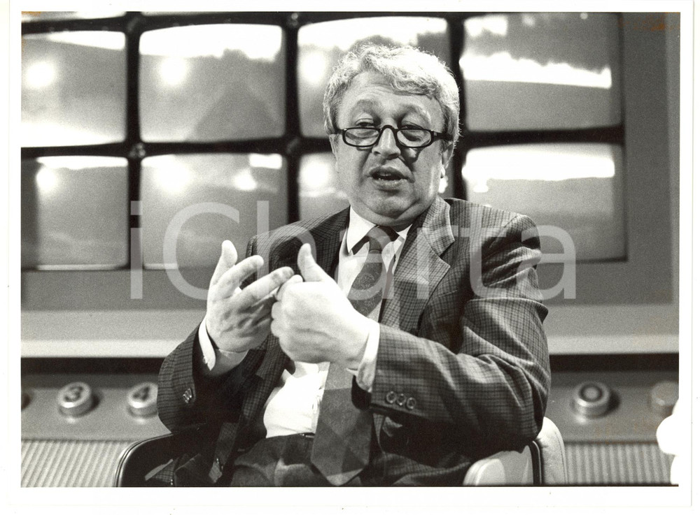 1985 ca RAI Giornalista Valerio RIVA in trasmissione - Foto VINTAGE 24x18 cm