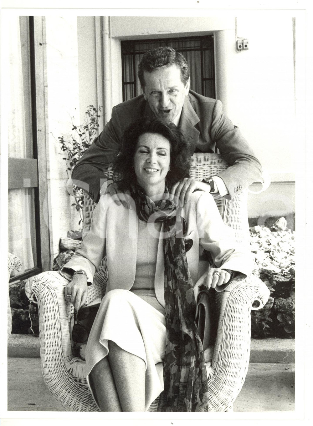 1985 ca VENEZIA Carlo e Marina RIPA DI MEANA in giardino *Foto VINTAGE 18x24 cm