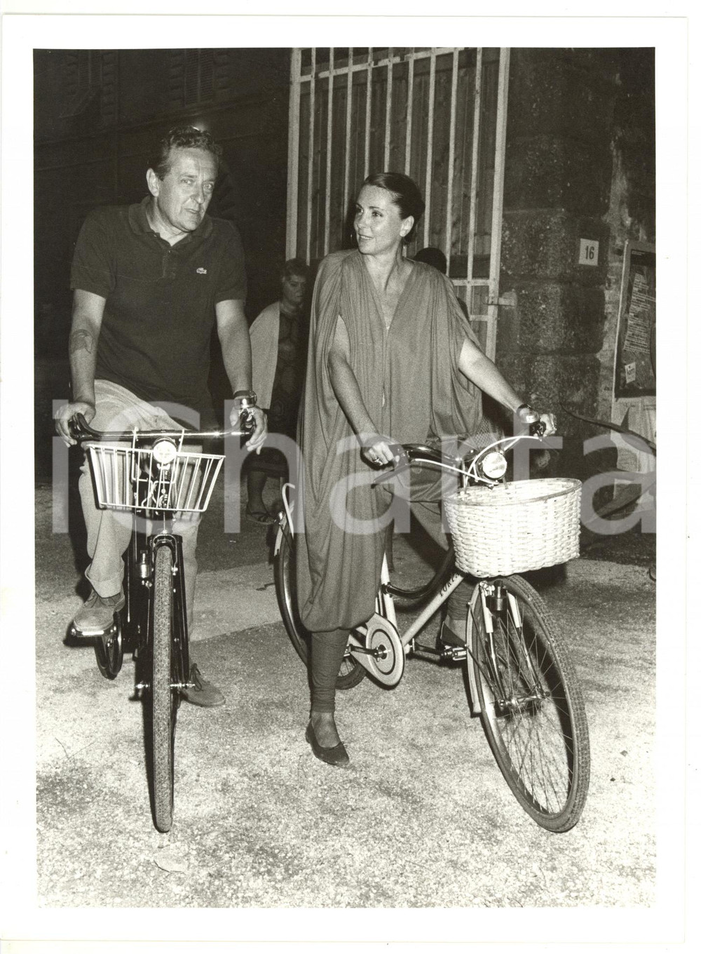 1985 ca COSTUME Carlo e Marina RIPA DI MEANA in bicicletta *Foto VINTAGE 18x24