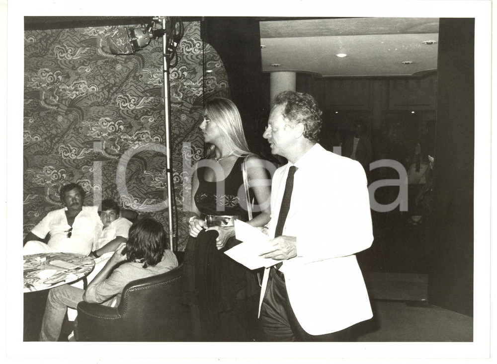 1990 ca COSTUME ITALIA Johnny DORELLI a un party con Gloria GUIDA - Fotografia