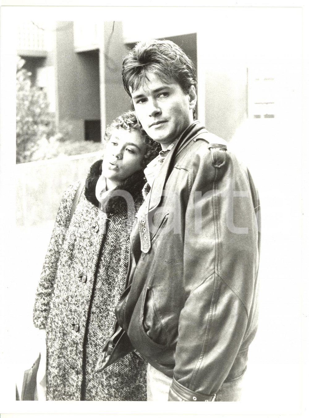 1990 ca COSTUME Giulia SALVATORI con il fidanzato in cortile - Foto VINTAGE