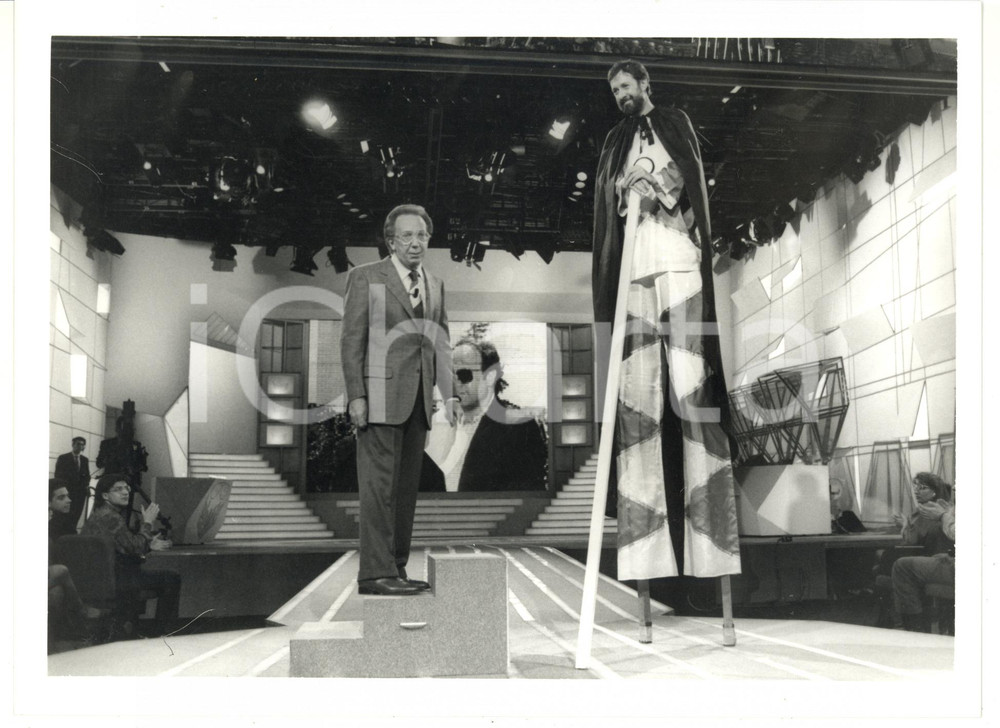 1990 ca TELEMIKE Mike BONGIORNO con Giulio MARLIA sui trampoli *Foto 24x18