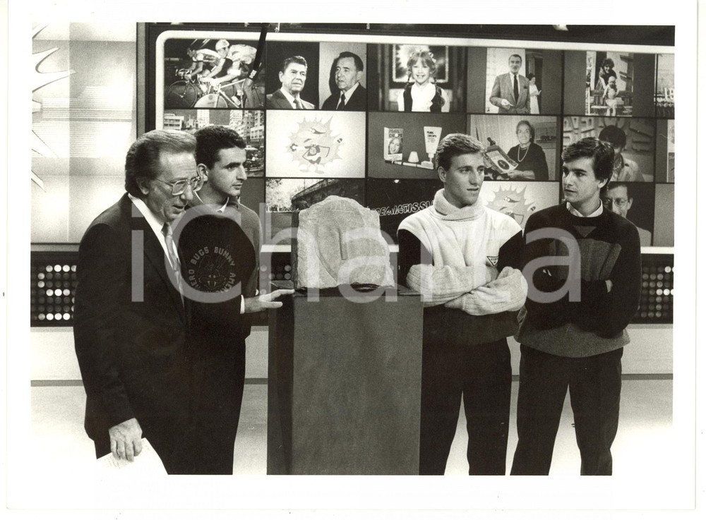 1985 ca CANALE CINQUE - SUPERFLASH Mike BONGIORNO in trasmissione (1) *Foto