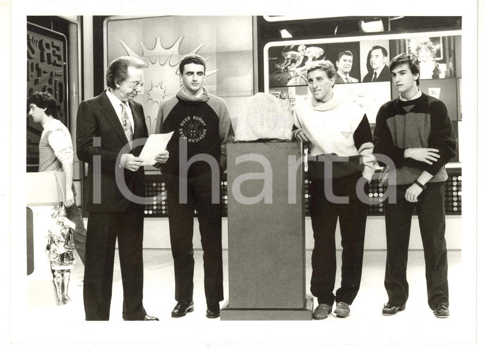 1985 ca CANALE CINQUE - SUPERFLASH Mike BONGIORNO in trasmissione (2) *Foto