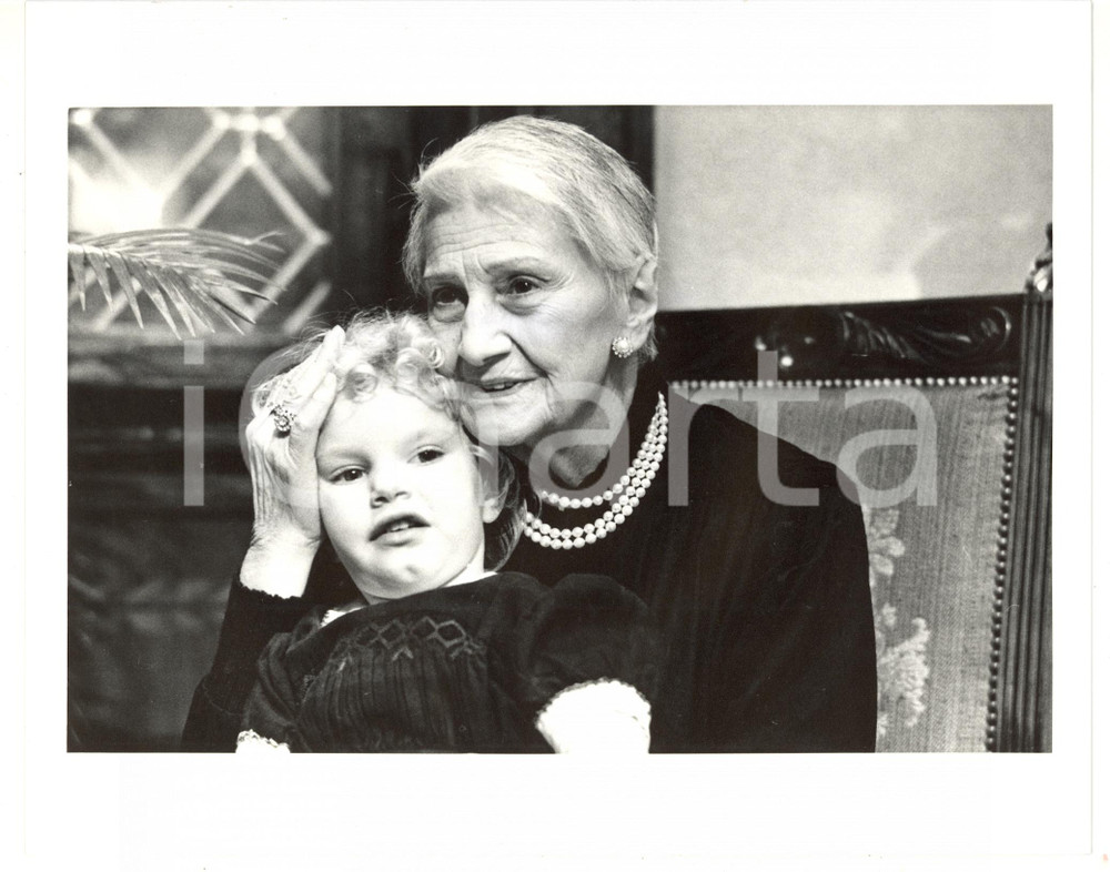 1985 ca CINEMA Ritratto attrice Tina LATTANZI con bambina *Foto 25x20 cm Fotografia di agenzia. CONDIZIONI: GFORMATO: 25x20 cm  originale e autentica 1