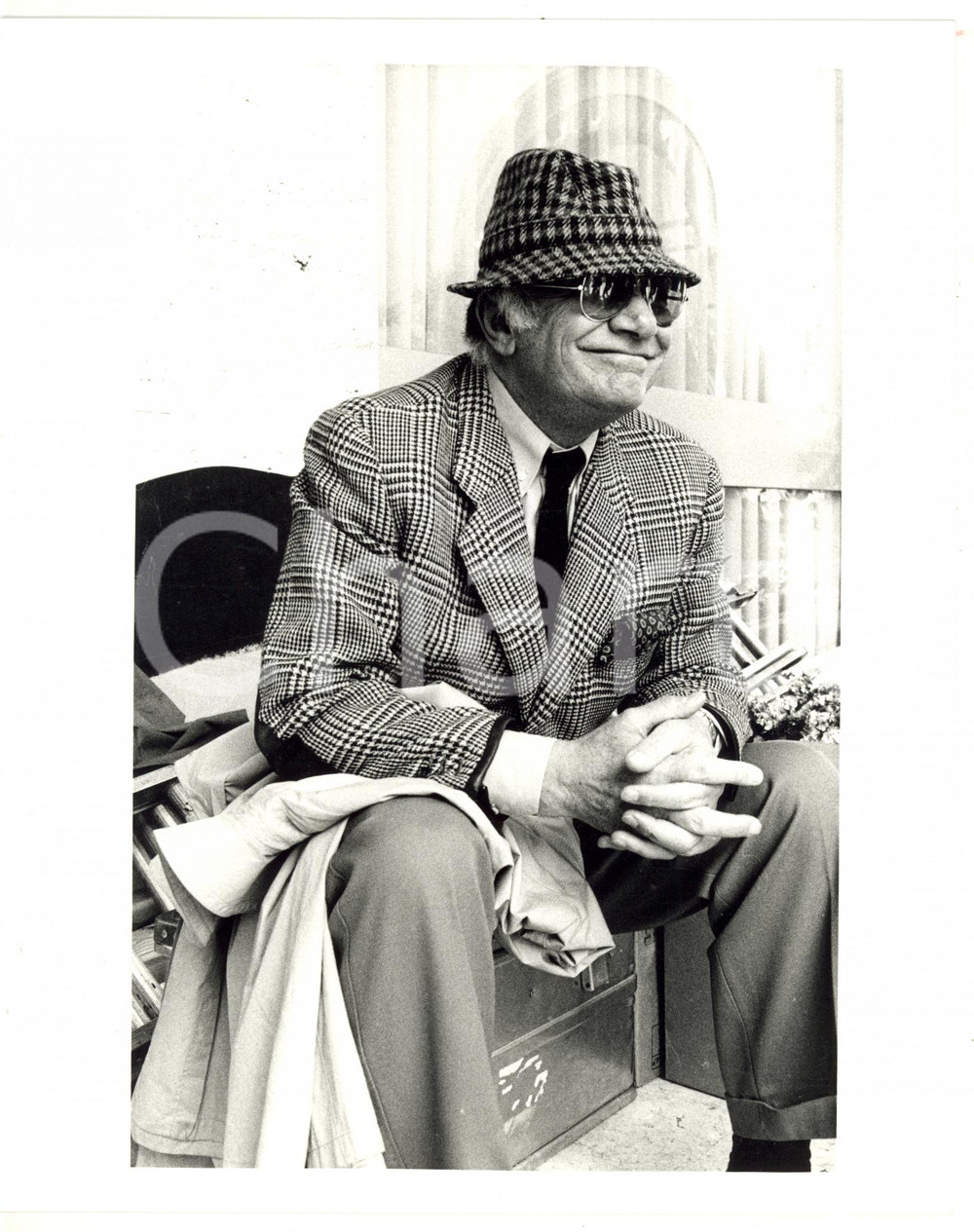 1987 CANNES Festival del Cinema - Francesco ROSI in posa scherzosa *Foto 20x25