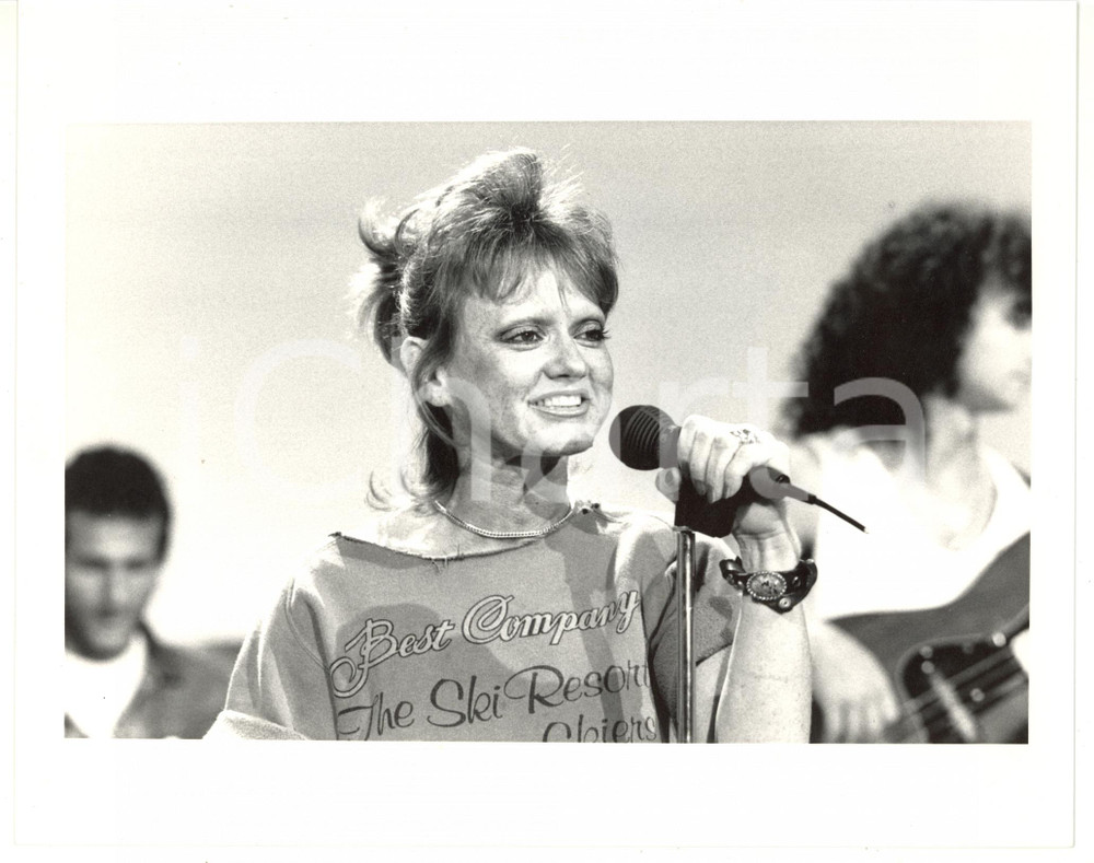 1985 ca MUSICA Rita PAVONE si esibisce sul palco *Foto VINTAGE 25x20 cm