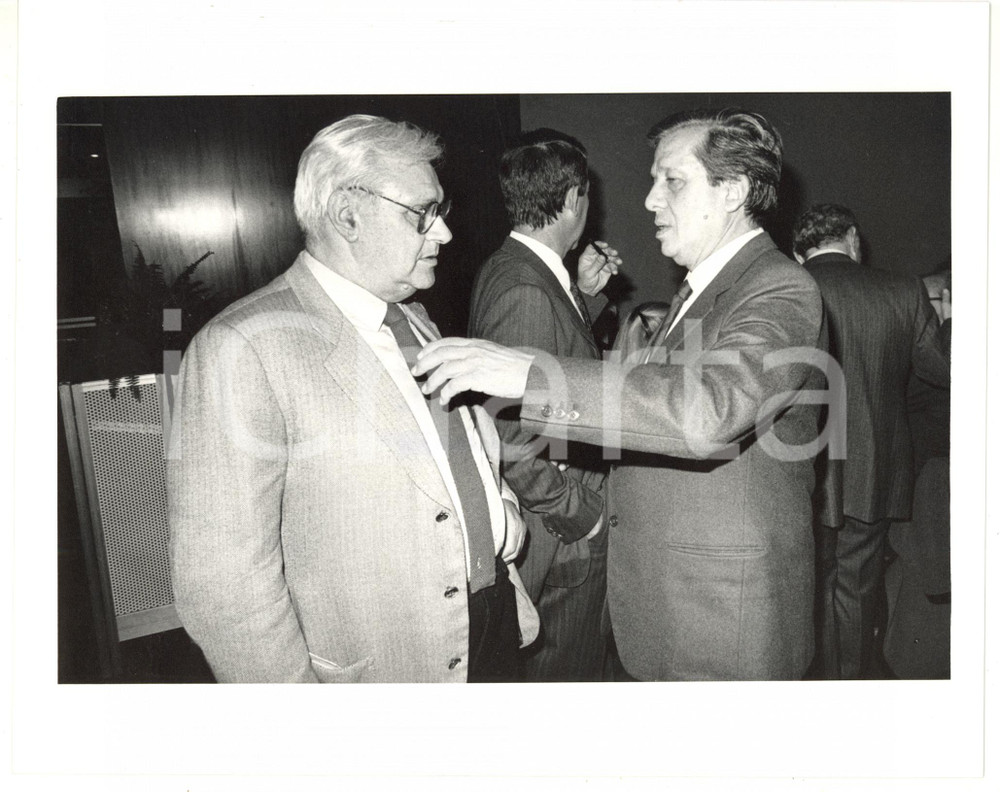 1985 ca ROMA Pio DE BERTI a colloquio con Carlo Maria BADINI *Foto 25x20 cm