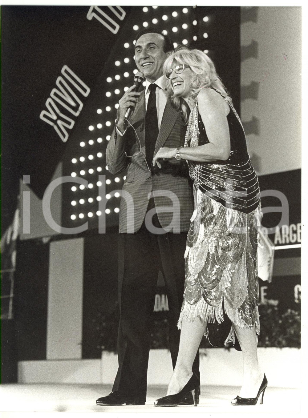 1985 TAORMINA XVI FESTIVAL CINEMATOGRAFICO Pippo BAUDO e Monica VITTI sul palco
