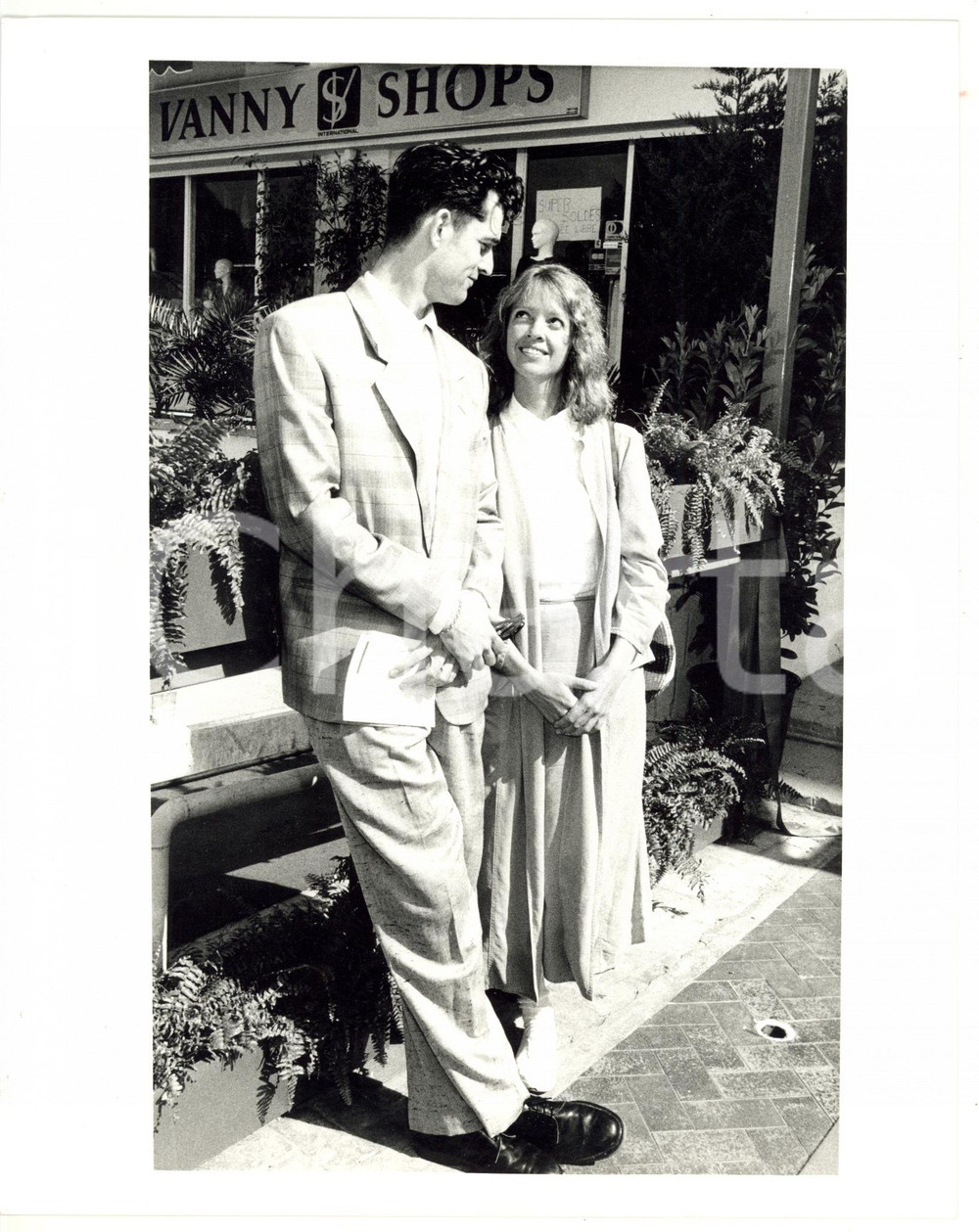1985 ca CANNES (?) Rupert EVERETT a passeggio con Sabrina GUINNESS *Foto 20x25