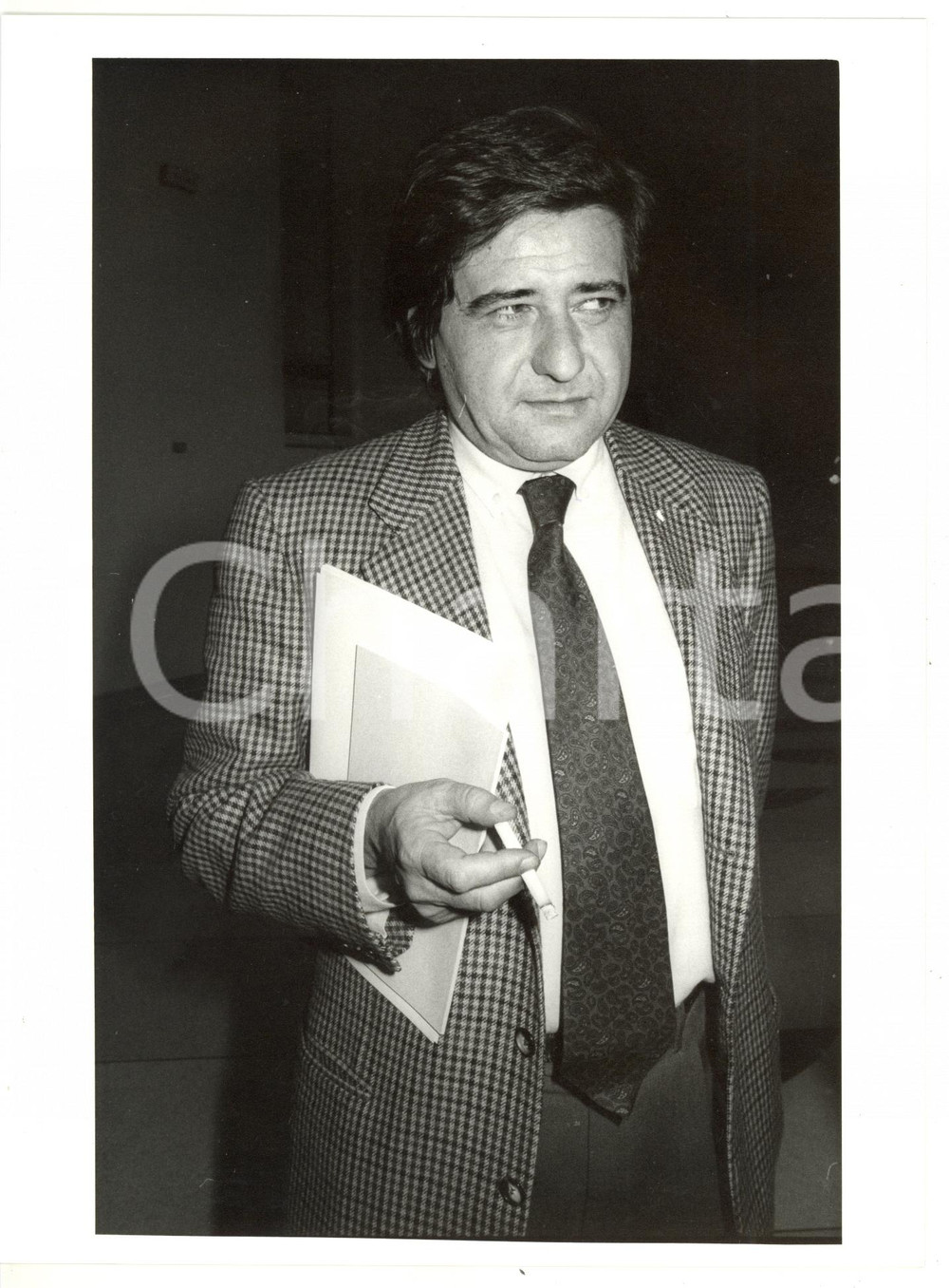 1985 ca POLITICA - PSI On. Luigi COVATTA - Ritratto con sigaretta *Foto 18x24 cm