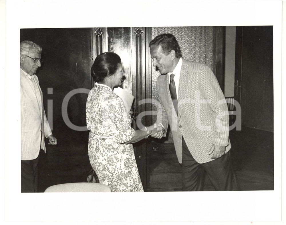 1988 BARI - EUROPACINEMA Stretta di mano tra Simone VEIL e Carlo RIPA DI MEANA