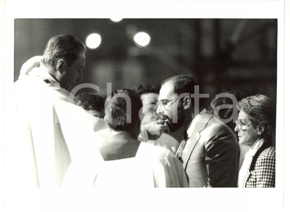 1985 ca MILANO Antonio BALLARIN riceve la Comunione da Carlo Maria MARTINI *Foto