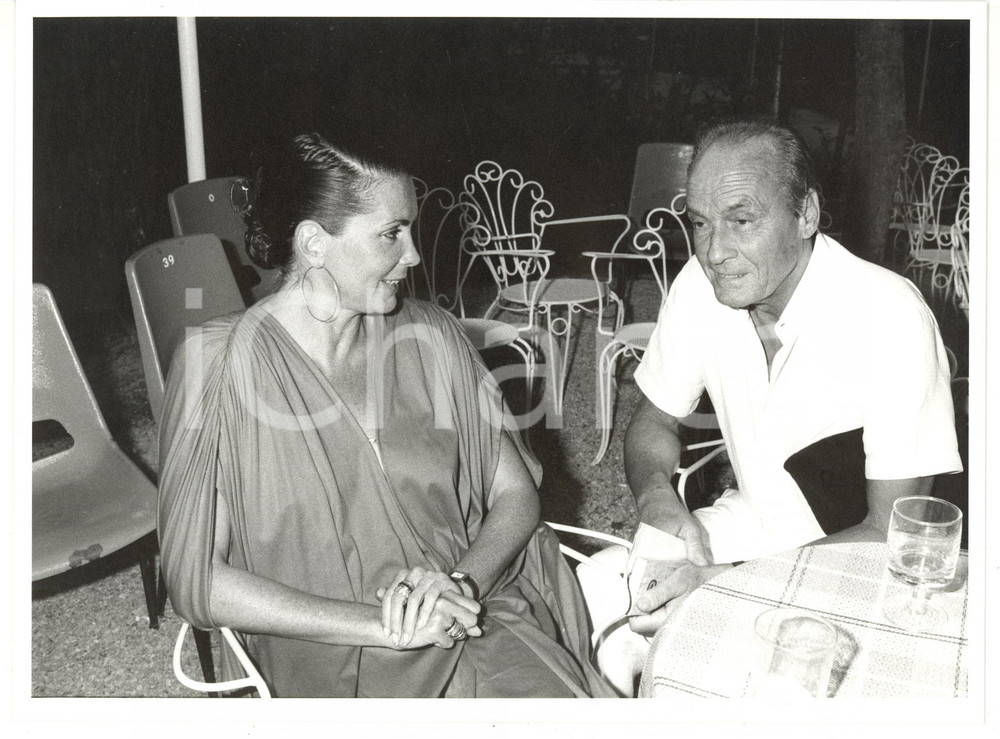 1985 ca COSTUME Marina RIPA DI MEANA seduta al bar *Foto VINTAGE 24x18 cm