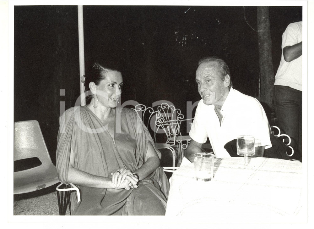 1985 ca COSTUME Marina RIPA DI MEANA seduta al bar - Foto VINTAGE 24x18 cm