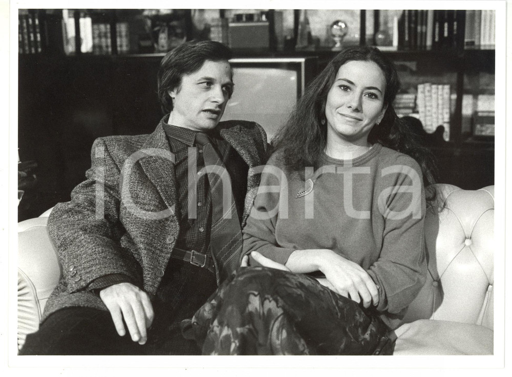 1986 CINEMA Sabina VANNUCCHI sul divano con Lino CAPOLICCHIO *Foto 24x18 cm