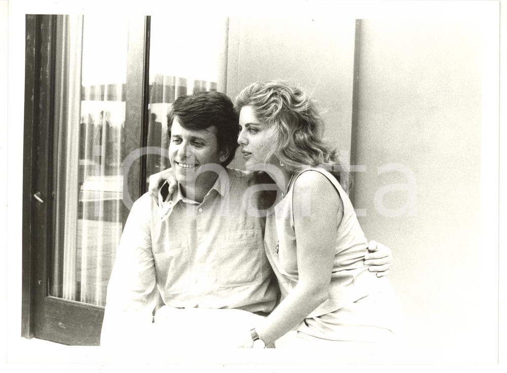 1984 CINEMA Maurizio MICHELI abbraccia Ania PIERONI *Foto VINTAGE 24x18 cm