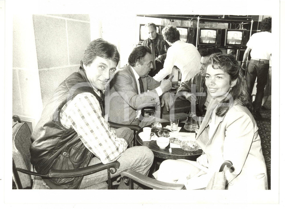 1985 ca CINEMA L'attore John Phillip LAW al bar - Fotografia VINTAGE 24x18 cm