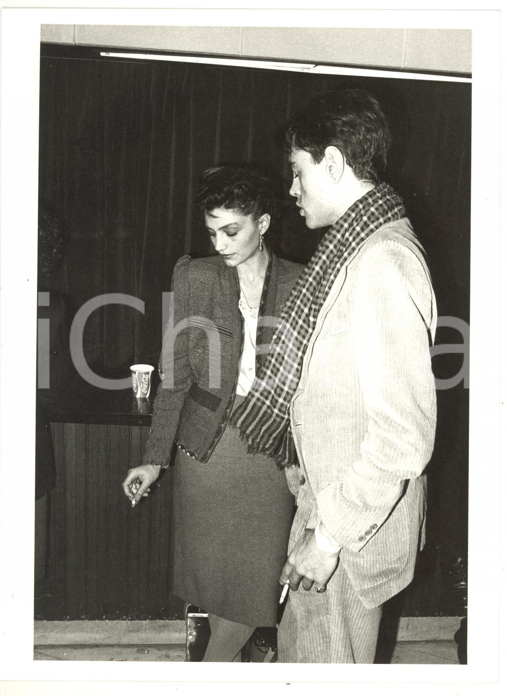1985 CINEMA Ángela MOLINA fuma una sigaretta *Foto VINTAGE 18x24 cm