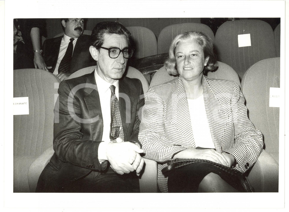 Fotografia d epoca originale 1990 ca POLITICA  PCI Stefano RODOTA  in platea con la moglie Foto 24x18 cm 1