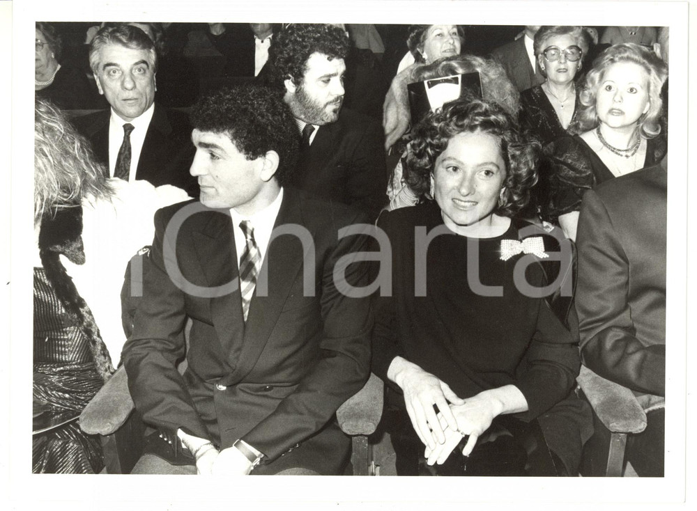 Fotografia d epoca originale 1990 ca COSTUME Patrizio OLIVA in platea con Paola MAGON Foto VINTAGE 24x18 1