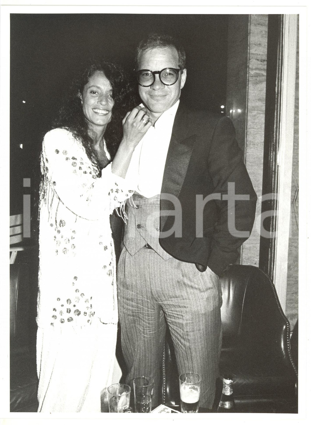 Fotografia d epoca originale 1985 CINEMA Sonia BRAGA con lo sceneggiatore Leonard SCHRADER 4 Foto 18x24 cm 1
