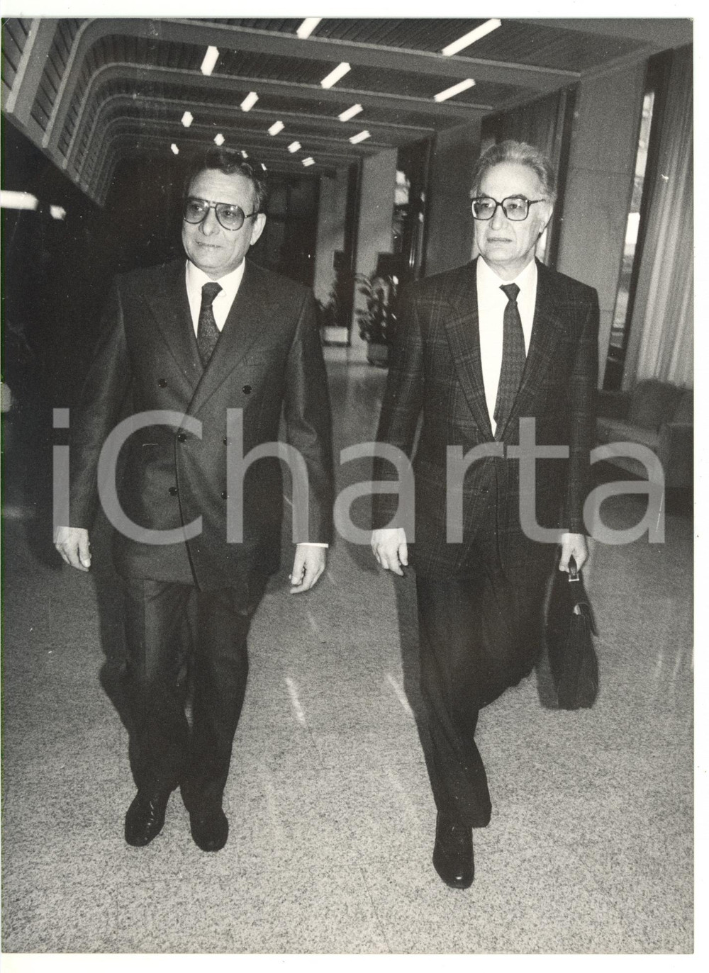 1985 ca MILANO Arrivo di Piero SCHLESINGER per conferenza *Foto VINTAGE 18x24 cm