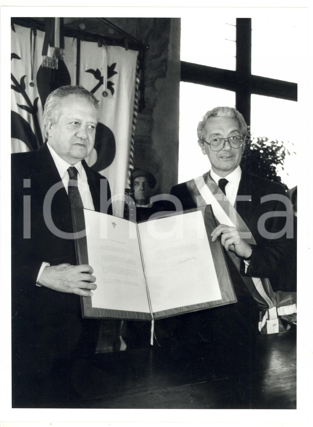 1991 FIRENZE MÃ¡rio SOARES riceve cittadinanza onoraria da Giorgio MORALES *Foto Fotografia di agenzia, scattata in occasione del conferimento della cittadinaza onoraria a M&aacute;rio Soares. CONDIZIONI: G (ma lieve difetto di stampa)FORMATO: 18x24 cm     originale e autentica 1