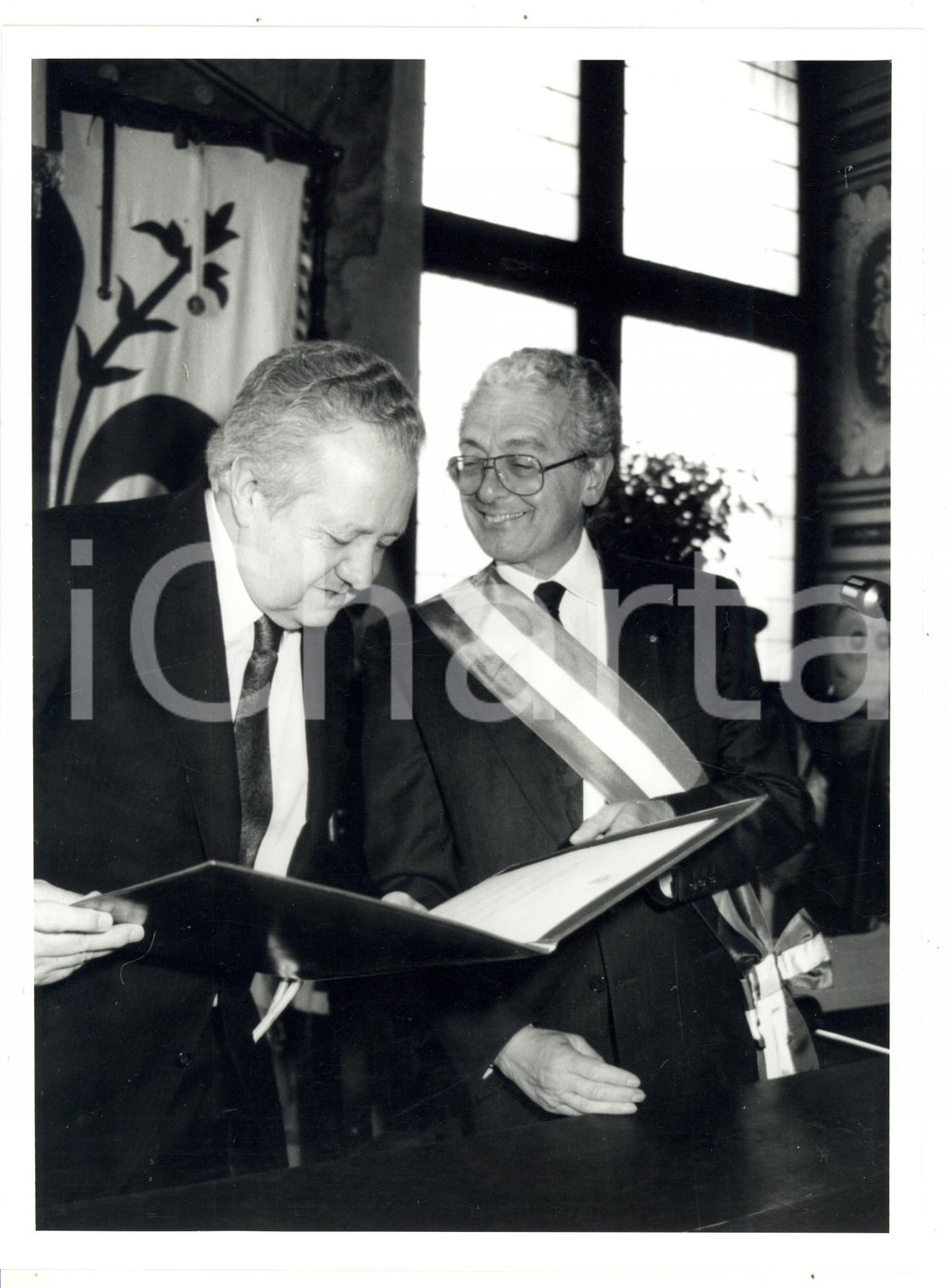 1991 FIRENZE Mário SOARES riceve cittadinanza onoraria da Giorgio MORALES