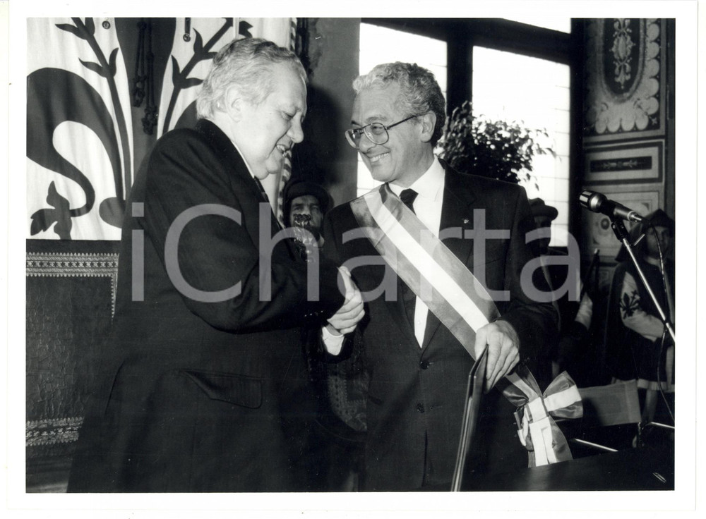 1991 FIRENZE Stretta di mano tra Mário SOARES e Giorgio MORALES *Foto 24x18 cm
