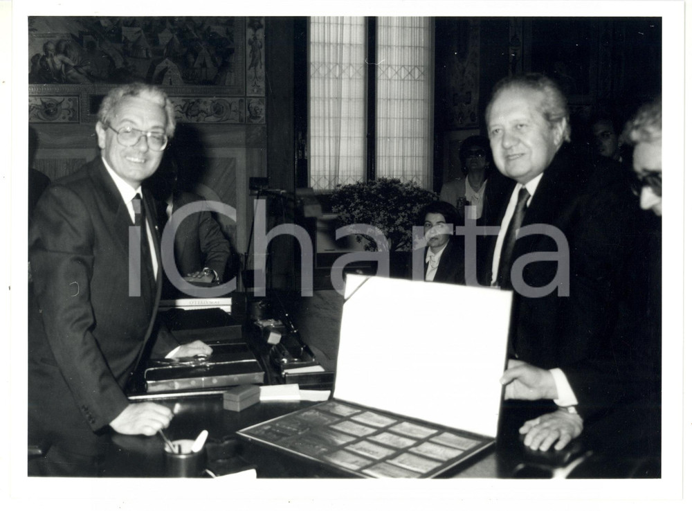1991 FIRENZE MÃ¡rio SOARES e Giorgio MORALES durante conferimento cittadinanza Fotografia di agenzia, scattata in occasione del conferimento della cittadinaza onoraria a M&aacute;rio Soares. CONDIZIONI: GFORMATO: 24x18 cm    originale e autentica 1