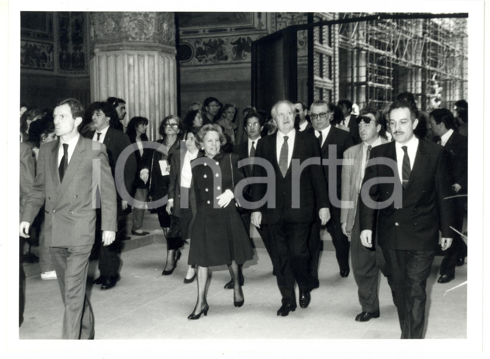 1991 FIRENZE Palazzo Vecchio - MÃ¡rio SOARES con la moglie Maria BARROSO *Foto Fotografia di agenzia, scattata in occasione del conferimento della cittadinaza onoraria a M&aacute;rio Soares. CONDIZIONI: GFORMATO: 24x18 cm    originale e autentica 1