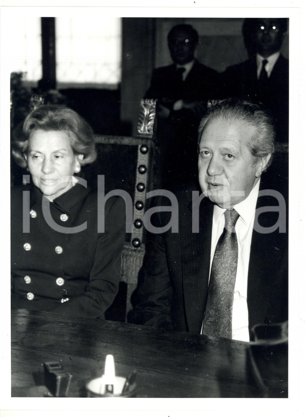 1991 FIRENZE Palazzo Vecchio - MÃ¡rio SOARES con la moglie Maria BARROSO - Foto Fotografia di agenzia, scattata in occasione del conferimento della cittadinaza onoraria a M&aacute;rio Soares. CONDIZIONI: G (ma lievi difetti di stampa)FORMATO: 18x24 cm     originale e autentica 1