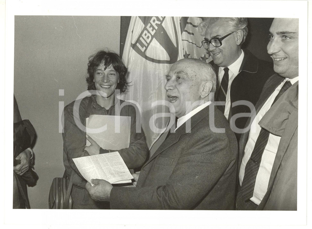 1985 ca POLITICA - DC Amintore FANFANI riceve la sciatrice Patrizia ZINI *Foto 