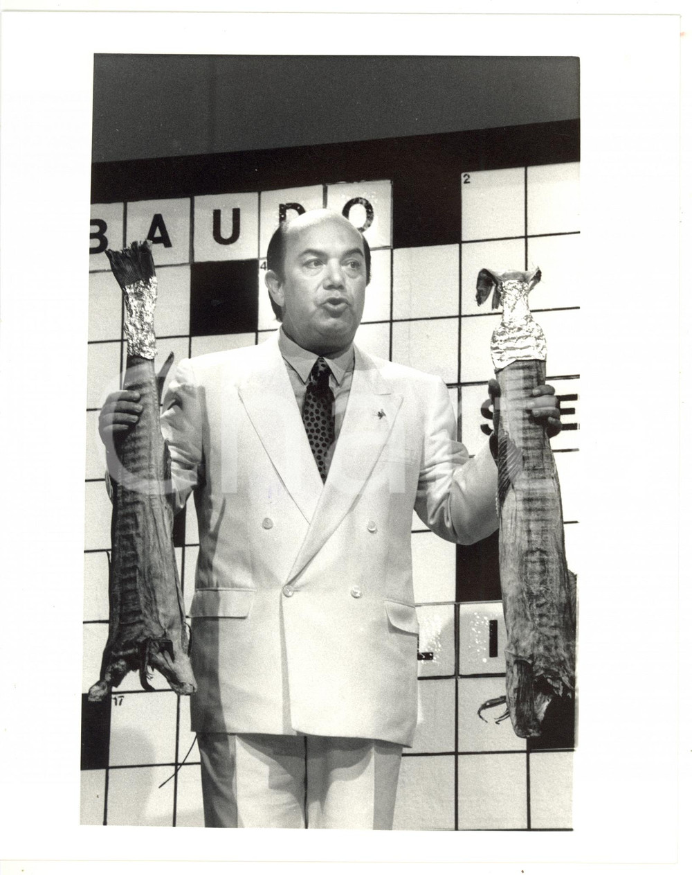 1988 SAINT VINCENT ESTATE Lino BANFI al cruciverba - Foto VINTAGE 20x25 cm