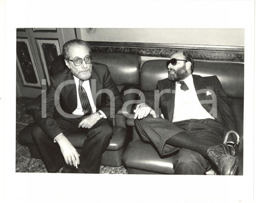 1985 ca MILANO Giacomo PROPERZJ a colloquio con Luciano FORCELLINI *Foto 25x20